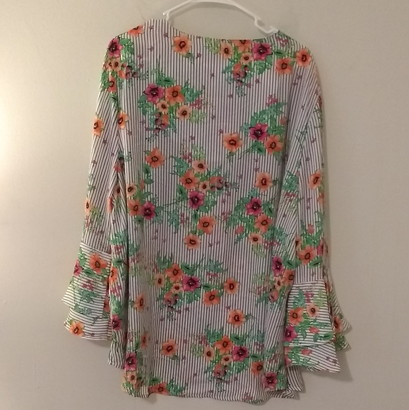 Harlow & Rose Woman Floral Bell Sleeve Blouse NWOT - Picture 4 of 8